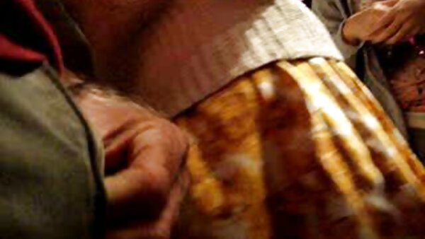 கின்கி லெஸ்பியன் காட்சியில் குத டில்டோவை நிரப்பிய கவர்ச்சியான பொன்னிறம்