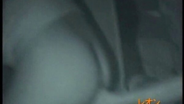 மோனிகா ஸ்கூபாவில் உள்ள கவர்ச்சியான குஞ்சு தண்ணீருக்கு அடியில் ஒரு குட்டியை உறிஞ்சிக் கொண்டிருக்கிறது