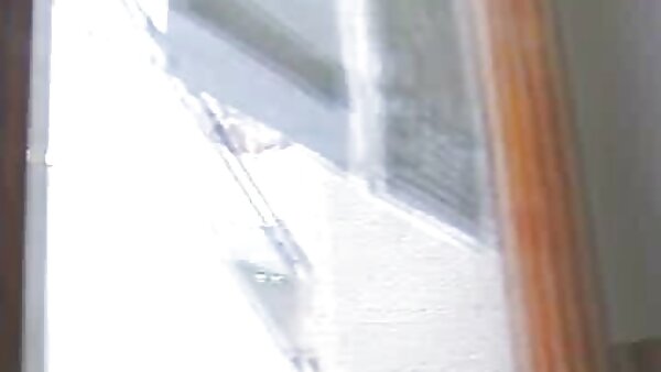 பிரகாசமான சிவப்பு உதடுகள் கொண்ட அழகி மாரா பிளேக் குத துளை மற்றும் அவளது விரல் குடுத்து